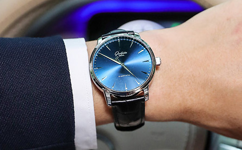 深圳格拉蘇蒂保修服務(wù)點(diǎn)（格拉蘇蒂表盤(pán)變暗）